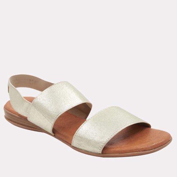 Andre Assous Nigella Featherweights Flat Sandals (Metallic Platino/Gold) - Picture 4 of 6